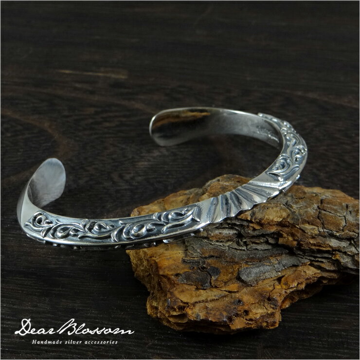 Dear Blossom（ディアブロッサム）「Arabesque triangle bangle/wide（アラベスクトライアングルバングル ワイド）」【手彫り 三角バングル ナバホ アラベスク 唐草 インディアンジュエリー メンズ レディース ブランド プレゼント 】DB-B-060