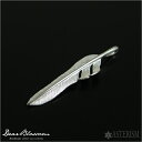 ブランド名：Dear Blossom/ディアブロッサム 作品名：『風切り中フェザー ペンダント(右向き)/M flight feather pendant』 品番：F-0024 素材：SILVER925 全長：約68mm(バチカン込み) 横:約13mm ギフト対応 ■ネックレスチェーンの商品ページへはコチラをクリックイーグルの翼の外側に整列している「初列風切羽根」をモチーフにしたフェザーペンダント。 風切羽根（かざきりばね）は尾羽と異なり、羽軸が羽根の真ん中ではなく左右に寄っているのが特徴で、羽ばたくときに浮力と推進力を生むとても大事な羽です。 ディアブロッサムでも「未来に羽ばたく」「目標に向かって突進む」ための象徴として大切にしている作品で、何度も作り直して現在の形にたどり着きました。 風切羽根はS、M、Lの3サイズにそれぞれ左右の向きが存在し合計6種類展開となっており、こちらは『右向きのMサイズ』となっています。 &nbsp; &nbsp; DearBlossom （ディアブロッサム） SILVER 950 中 フェザーペンダント （右向き） 【ブランド品番】F-024 【サイズ(最大部分)】全長：約68mm(バチカン含む) 横：約13mm 【素材】Silver950