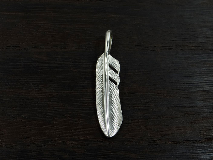 アステリズム代官山のDear Blossom（ディアブロッサム）「極小フェザー ペンダント(右向き) / VERY SMALL FEATHER PENDANT(RIGHT)」SILVER 950 / SS(44mm)【銀 インディアン ネイティブ ジュエリー アクセサリー ペンダント ネックレス イーグル 羽 ハンドメイド プレゼント】F-004｜アングル2