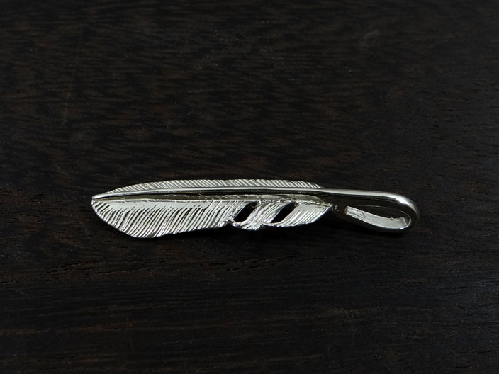 アステリズム代官山のDear Blossom（ディアブロッサム）「極小フェザー ペンダント(右向き) / VERY SMALL FEATHER PENDANT(RIGHT)」SILVER 950 / SS(44mm)【銀 インディアン ネイティブ ジュエリー アクセサリー ペンダント ネックレス イーグル 羽 ハンドメイド プレゼント】F-004｜アングル3