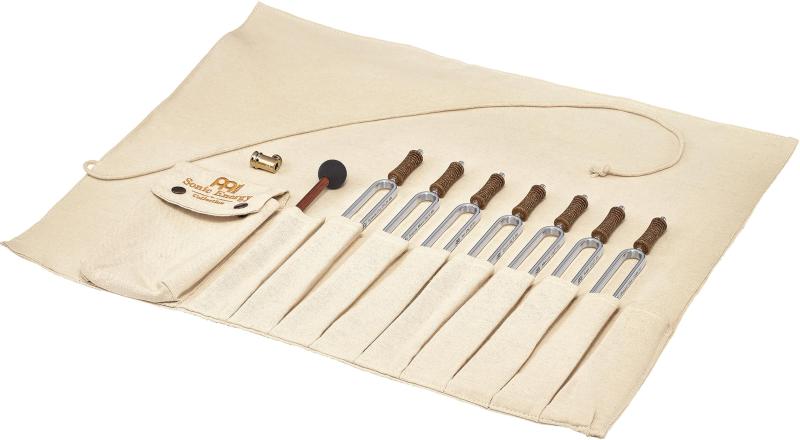 MEINL マイネル Sonic Energy Collection プラネタリーチューンド・チューニングフォーク 7本セット Tuning Fork Set TF-SET-CHA-R [ロールアップバッグ、アタッチメント、マレット付属] 【】チャクラ音階に対応したチューニングフォーク7本のセット。セラピーやエネルギーワークに適した432Hz基準の構成。各フォークに対応チャクラを明示し、実用性と視認性を確保。メーカー側の意匠変更により、予告なく外観上のデザイン・カラー・仕様等が変わる場合がございますこちらの商品は日本国内商品となります(並行輸入品はを受けることが出来ません)