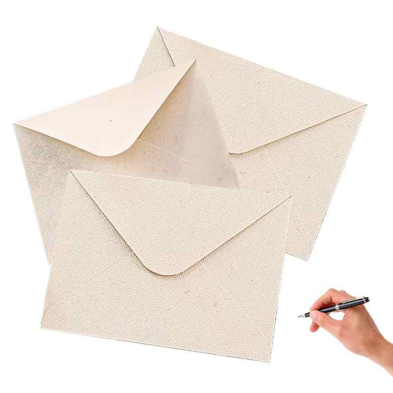 3pcsメッセージカード ミニ型 感謝カードグリーティングカード 挨拶カード 封筒高級 シンプル おしゃれ 封筒シール付き 結婚式 招待状 誕生日 お祝い プレゼント💌【商品仕様】：このセットには3枚の封筒が含まれており、サイズは16×11.7cmです。💌【材質】：紙の表面に独特の質感があり、紙の厚みが増し、封筒と便箋が厚めに設計されています。全ての部分に蝋で封をすることができ、書かれたメッセージを保護します。便箋にはビロや万年筆を使用しても、インクがにじむ心配がありません。💌【封筒】：メールやチャットの普及にも関わらず、手書きで送るメッセージは感情や温もりが強く伝わるものです。手紙を書く際に欠かせないアイテムが封筒です。​💌【デザイン】：レトロな雰囲気と上品な装飾が特徴の封筒と便箋です。封筒の表面にはパール感の光沢があり、シンプルで上品な雰囲気を演出します。💌【幅広い用途】：家族、友達、同僚など大切な人への挨拶カードに最適です。結婚式、送別会、職場異動などの重要な場面でのメッセージカードとしておすすめです。誕生日、バレンタインデー、新年など特別な日の贈り物や挨拶カードにも活用できます。年齢に関係なく、目上の方にも失礼のない、上品なアイテムです。
