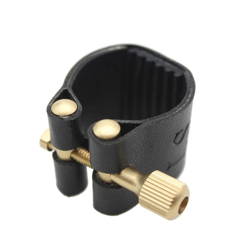Andoer Ligature コンパクト リガチャー ファスナー 人工レザー製 マウスピース ラバー アルトサックス サックス対応【並行輸入品】【皮革材料】：サックス管装丁は人工皮革で作られ、耐久性がある。サックス結紮術は折れにくく、安全で手を傷つけにくく、長期使用に適している。【卓越した性能】：プロのサックス吹出口の仕事は優れており、リードを永久に固定し、音の効果を高めることができる。設置と使用が容易で、どんなサックス奏者にも理想的な選択肢です。【美しい音質】：このバリトンサックスバインドを使用することでサックス管に美しい音調を発生させ、音楽パフォーマンスの質を高めることができます。【サックス設計】：低音サックスゴム吹口は低音サックス風に特化した設計で、硬いプラスチック吹口を備えており、より快適に使用でき、演奏体験がよりスムーズになる。【広範な応用】：中音サックス管の吹口結紮は音楽家、サックス愛好家、初心者、学生などに適用される。それは彼らに多くの便利な施設を提供し、彼らに良いユーザー体験を提供します。