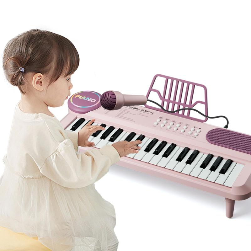 多機能子供ピアノキーボードのおもちゃ電子ミニキーボードピアノ楽器赤ちゃんの音のおもちゃ女の子鍵盤玩具モンテッソーリ指先のおもちゃ赤ちゃん誕生日プレゼントクリスマスギフトアップグレードされた子供用ピアノ鍵盤玩具： ピアノの外観、鍵盤、機能、スピーカーをアップグレードしました。ピンク色の外観は女の子への贈り物に最適です。37の黒鍵と白鍵は、5つの打楽器、4つの楽器、4つのリズム、10曲を追加するだけでなく、あなたの赤ちゃんに演奏の機会を増やします。これは、幼児の音楽の才能の開始のための最高のピアノのおもちゃになります多機能電子音楽玩具： OKON "キーを押すと、赤ちゃんは全体の曲を再生することができ、音楽のあなたの赤ちゃんの愛を刺激するでしょう、もう一度押すと、それはピアノモードに戻ります。ALL/SEL "キーを押すと、ピアノは10曲を演奏し、幼児は打楽器の音でリズムを演奏することができます。REC "キーを押すと、ピアノは録音を開始し、"PLAY "キーを押すと、録音された曲を再生します。赤ちゃんのためのDIYピアノ楽器： 赤ちゃんにDIYピアノシール、楽譜、譜面台、マイクをプレゼントし、赤ちゃんは鍵盤シールを貼ったり、楽譜の曲に合わせて演奏したり、マイクで歌ったりすることができます。(楽譜スタンド、マイク、キックスタンドはピアノの後ろに収納されています）。幼児の音楽的な啓発に最適な時期であり、このピアノのおもちゃは幼児の音楽の才能を育てる良い方法となります。ポータブル＆軽量： 丈夫で無害な素材を使用し、滑らかなエッジデザインで、赤ちゃんに安全です。軽量で、底部には譜面台、マイク、キックスタンドが収納でき、持ち運びに便利です。女の子へのプレゼントに最適： この高品質のピアノのおもちゃは、最も幸せな音楽の時間を通してあなたの赤ちゃんを同行します誕生日、こどもの日、クリスマス、お正月など、男の子と女の子へのプレゼントに最適です。アップビートな音楽で、お子様の音楽的知覚や認知能力を育みます。