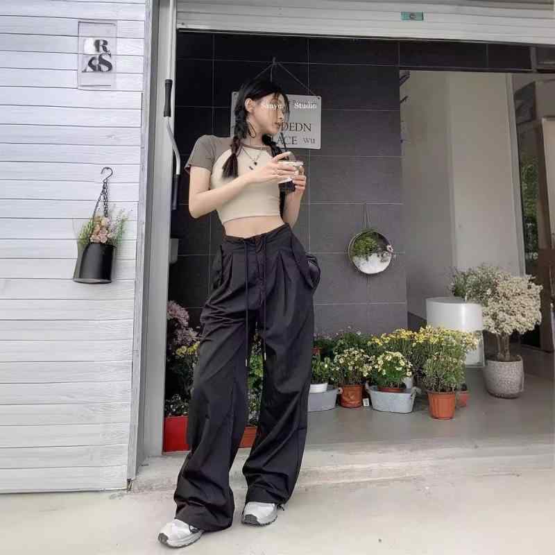 ・スタイル: 日韓カジュアル・カテゴリ: 休闲裤・パンツタイプ: ワイドレッグパンツ・パンツ丈: ロング・ウエスト: ハイウエスト・厚み: 中厚・流行要素: ポケット・カラー展開: ブラック、ライトグレー、ダークグレー・サイズ展開: S、M、L、XL、2XL、3XL、4XL、5XL・主な素材: ポリエステル・主な素材含有率: 50%（含）-70%（不含）・伸縮性: 微弾性・加工: ノーアイロン処理