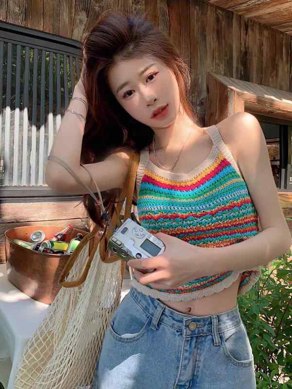 {"product_name": "キャミソール レディース 春夏 ストライプ ニット タイ風 リゾートスタイル 甘辛 ショート丈 ノースリーブ トップス カジュアル 伸縮性 通気性 普段使い"}・スタイル: Y字型、スウィート＆スパイシー・シルエット: ルーズ・着丈: ショート丈（40cm-50cm）・柄: レインボー・流行の要素: かぎ針編み・素材: スパンデックス・主な素材成分: スパンデックス・主な素材含有量: 30%-50%・カラー: マルチカラー・サイズ展開: フリーサイズ・対象年齢: 大人・スタイルタイプ: フェミニン・性別: レディース・ストラップの形状: Y字ストラップ、ダブルストラップ・海外スタイル: セクシー・スパイシー