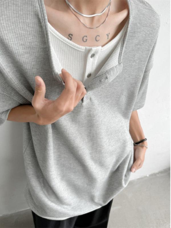 ・カテゴリ: Tシャツ・スタイル: 港風・主な素材: ポリエステル96%以上・柄: 無地・シルエット: ルーズフィット・ネックライン: クルーネック・袖丈: 五分袖/ミドルスリーブ・生地: 化学繊維混紡・着用シーン: 日常・デザイン詳細: バイカラー、切り替え・カラー展開: ブラック、ライトグレー・サイズ展開: M、L、XL、XXL、XXXL・重さ: 180g-250g・機能性: 通気性・対象性別: メンズ・袖型: レギュラースリーブ