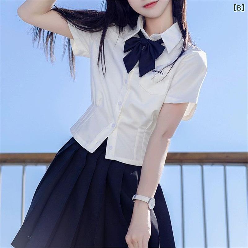 アスターショップのJK シャツ レディース タイ風 学生服 制服 トップス ポロシャツ 短袖 修身 ウエストイン セット 水色 刺繍 学院風 甘め 清新 春季 化繊 ポリエステル ファイブポイントスリーブ スカート プリーツ ネイビー 領結 紺色｜アングル3