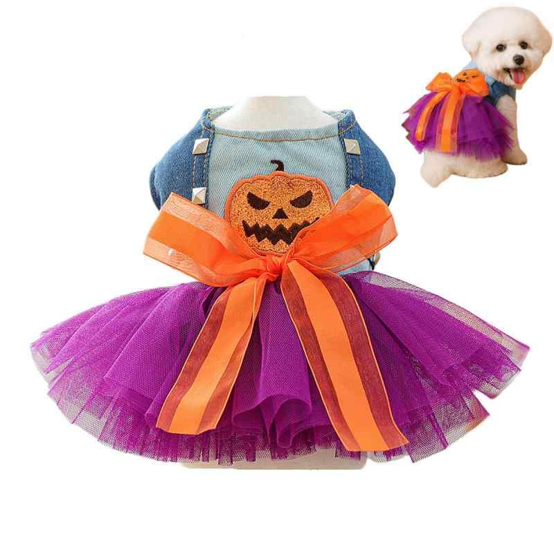 犬服 ペット ハロウィン ペット服 かぼちゃドレス ワンピース チュールスカート コスチューム コスプレ 春秋冬 ハロウィン仮装 衣装 仮装蝶結び付き 小型犬 中型犬 お洋服 可愛い パーティ🎃【ハロウィンにぴったりの可愛い犬用ウェア・ペット服】犬ワンピースの背中にはかぼちゃのアップリケと鮮やかなオレンジリボン、スカート部分は紫のふんわりチュールで華やかさを演出。ペット用コスチュームとして、ハロウィンパーティーや記念撮影、特別なイベントにぴったりです。🐾【柔らかく快適な着心地】ペット用ドレスのデニム調の上身頃と柔らかいチュール素材を組み合わせた軽量設計。通気性が良く、敏感なペットの肌にも優しいので長時間の着用でも快適。お散歩や屋内でもストレスなく過ごせます。🎃【着脱簡単＆ストレスフリー】この犬服はスナップボタン仕様で着脱が簡単。忙しい時でもサッと着せられ、ペットにも窮屈感がなく快適に動けます。お腹部分は開いたデザインで、排泄時も邪魔にならず安心です。🐾【多機能＆オールシーズン活躍】かわいいデザインは仮装だけでなく、普段のお散歩や外出時、抜け毛対策・防寒対策・パジャマ代わりにも便利。ハロウィン、クリスマス、誕生日、撮影会など幅広いシーンで活躍します。🎃【幅広い犬種・猫にも対応】小型犬・中型犬・猫にぴったりのサイズ展開。トイプードル、チワワ、ポメラニアン、ミニチュアダックス、シュナウザー、ブルドッグなど幅広い犬種に対応。家族の一員であるペットと一緒にイベントを楽しめます。