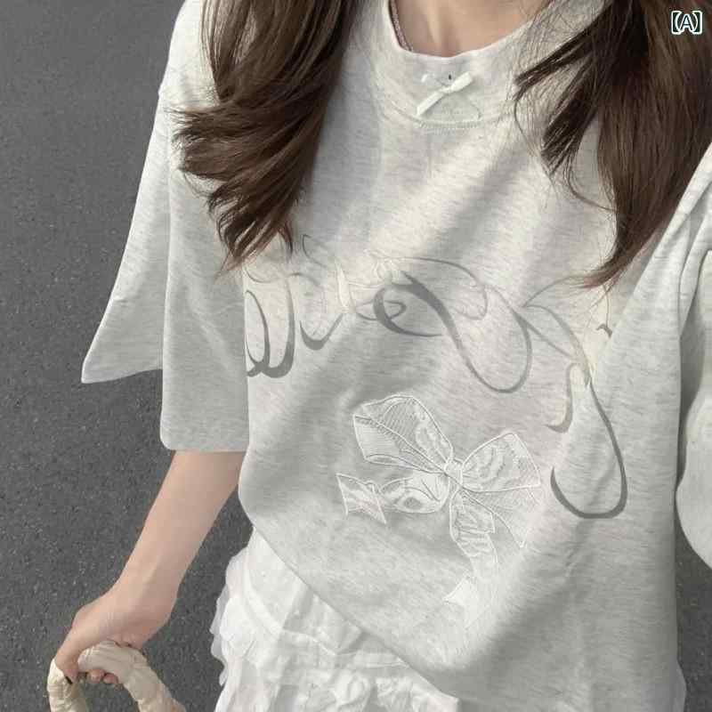 ・カテゴリ: カジュアルスーツ・スタイル: 都市風、通勤風・スカート丈: ロングスカート・デザイン: プリーツ・素材: 綿90%以上95%未満・カラー展開: グレートップス（単品）、ホワイトスカート（単品）、グレートップス＋ホワイトスカート（セット）・サイズ展開: S、M、L、XL、2XL・スーツスタイル: スカートスーツ・性別: 女性用・袖の種類: フリル袖・袖丈: ベリーロングスリーブ