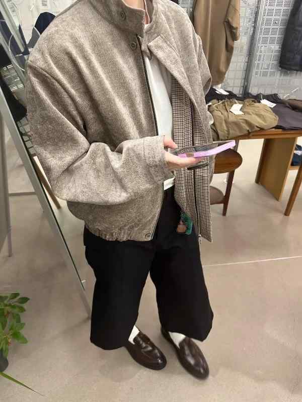 ・カテゴリ: 夹克・スタイル: 国潮・ネックライン: 立襟・シルエット: ルーズ・厚み: 普通・柄: ボーダー、無地・対象: 青少年・表地素材: ポリエステル100%・裏地素材: ポリエステル100%・着用シーン: 日常・デザイン詳細: ワッペン・裾のデザイン: ストレートヘム・加工: 形態安定加工・着丈: ショート丈・ポケット: サイドポケット・着用方法: 羽織・袖丈: 長袖・カラー展開: ブラック、ブラウン・サイズ展開: M、L、XL、XXL・袖の種類: レギュラースリーブ・対象年齢: 成人・性別: メンズ