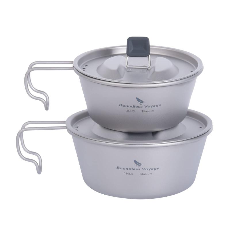 Boundless Voyage チタン シェラカップ フタ付 目盛り付き 350ml/520ml チタンマグカップ キャンプ 食器 調理器具材質：99.8％純チタン 、 表面処理：サンドブラストチタンは強度、軽さ、耐食性、耐熱性を備え様々な分野で活用されています。酸やアルカリからの腐食防止性能が優れており、緊急時の調理器具としてもとても便利です。持ち運びに便利なメッシュ収納袋も付いています。指にぴったりフィットするクラシックなカーブハンドル。気配り設計：専用の蓋が付いており、蓋の小さなつまみには取り外し可能なシリコンが付いています。