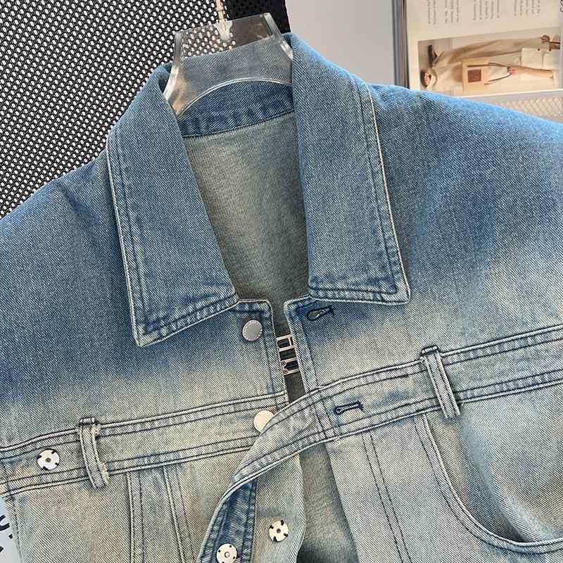 ・カテゴリ: 馬甲/背心・スタイル: 都市風・主な素材: 牛仔布・柄: 漸変・カラー展開: ブルー、ブラウン・サイズ展開: S、M、L・袖丈: ノースリーブ・ネックライン: ハングネック・フィット感: ルーズフィット・パディング: ポリコットン