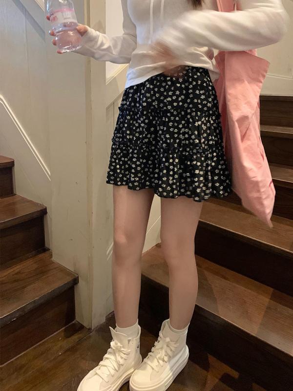 スカート レディース ひざ丈 フレアスカート 花柄 ボタニカル柄 ブラック ハイウエスト フレアシルエット 文芸風 ヴィンテージ風 レトロ カジュアル きれいめ おしゃれ 大人 可愛い 普段使い デート 女子会 春夏・柄: 小花柄・加工: 印染・素材: ポリエステル100%・スカート型: ティアードスカート・スカート丈: ミニ丈・流行要素: プリント・カラー展開: ブラック小花柄、ホワイト小花柄・サイズ展開: M, L, XL, XXL・スタイル: 文芸レトロ・スタイル: 中国風・スカート分類: スカート・伸縮性: 微弾