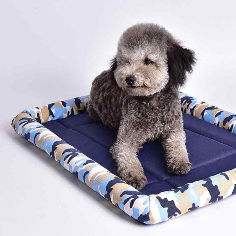 ペット マット 犬用 夏用 接触冷感 冷却マット 滑り止め オールシーズン 快適 睡眠用 猫用 ベッド クッション 柔らかい 通気性 中型犬 小型犬用 室内用 ふわふわ 洗える ペット用ベッド・素材: 布・カテゴリ: ペットベッド・カラー展開: 迷彩ブラック、迷彩ブルー、迷彩アプリコット、可愛いピンク、可愛いベージュ、可愛いブルー・サイズ展開: S,M,L,XL・対象: 犬