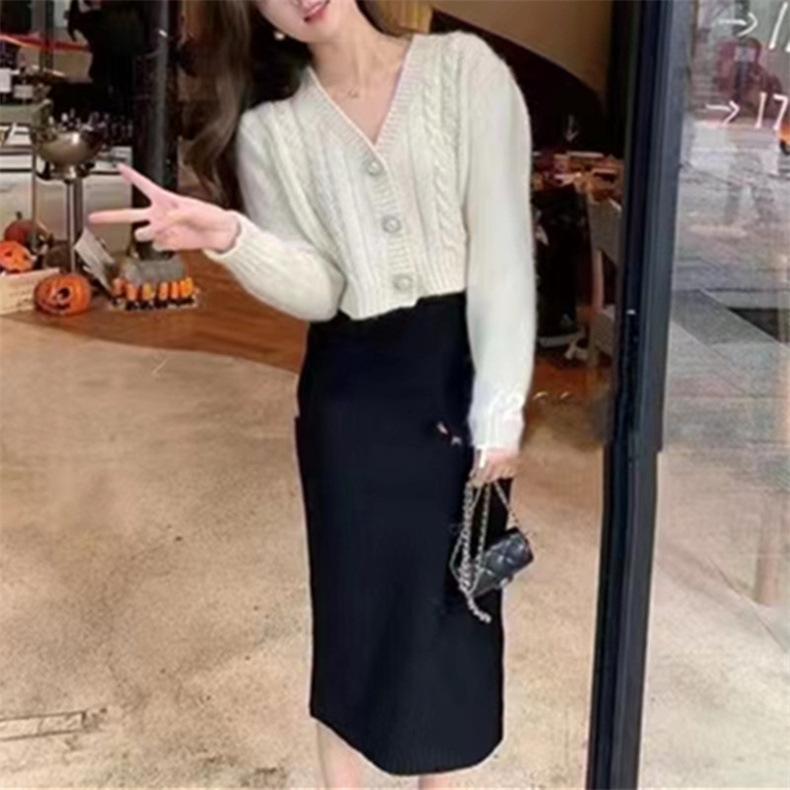 ニットカーディガン レディース 秋服 トップス 羽織り Vネック 長袖 パールボタン スリム ショート丈 韓国ファッション ニット[ "・カテゴリ: セーター", "・素材: 涤纶（聚酯纤维）50%-70%、腈纶30%以下", "・柄: 几何图案", "・セット内容: 単品", "・フィット感: 修身型", "・袖のデザイン: 常規袖", "・ネックライン: V字领", "・袖丈: 長袖", "・装飾: 纽扣", "・着丈: 約50-65cm", "・カラー展開: ピンク、レッド、ホワイト、ブラック", "・サイズ展開: 均码", "・スタイル: 日韓カジュアル、慵懒风、甜美清新", "・着用方法: カーディガン" ]