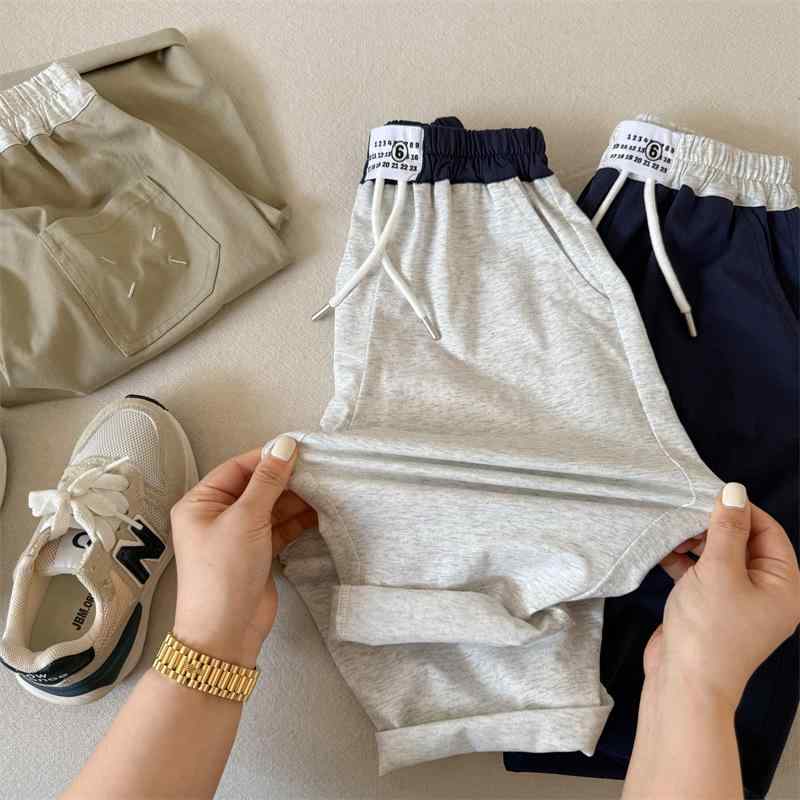 ロングパンツ キッズ 男の子 女の子 ボトムス ズボン ワイドパンツ 接触冷感 伸縮性 スポーツ 普段着 通学 カジュアル・スタイル: 韓国風・生地: 綿・安全基準: B類・パンツ丈: 長ズボン・主な生地成分: 綿80%・対象性別: 男女兼用・適合年齢: 3~8歳・スタイル: カジュアルパンツ・生地加工: 柔軟仕上げ・柄: 無地・ウエスト: 中腰・カラー展開: ライトグレー, ネイビー, ダークカーキ・サイズ展開: 90cm, 100cm, 110cm, 120cm, 130cm, 140cm・加工: 柔軟仕上げ・商品カテゴリ: キッズパンツ