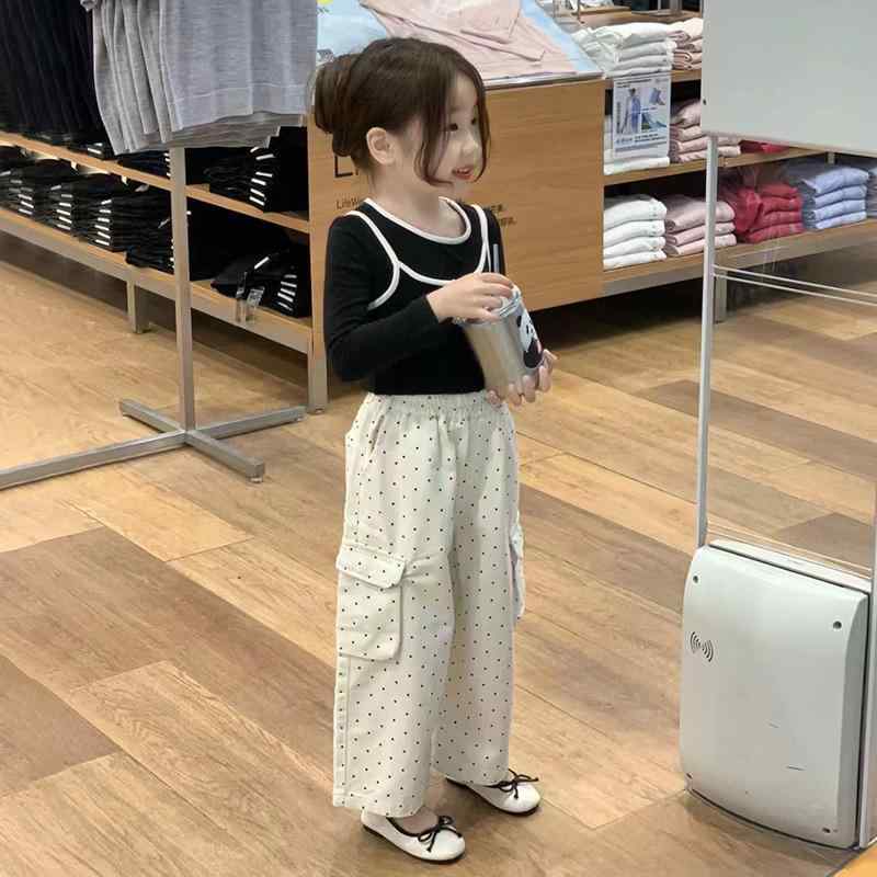 Tシャツ キッズ 女の子 長袖 重ね着風 キャミソール ドット柄 カーゴパンツ セットアップ 上下セット カジュアル かわいい オールシーズン・適用性別: 女・スタイル: 韓国風・セット内容: パンツセット・セット枚数: 2点セット・対象年齢: 3〜8歳・パンツ丈: 長ズボン・厚さ: 普通・素材: 綿95%・安全基準: B類・閉鎖スタイル: プルオーバー・カラー展開: ブラック吊りスカート＋インナー,ドット柄ワークパンツ・サイズ展開: 90cm, 100cm, 110cm, 120cm, 130cm, 140cm・商品カテゴリー: キッズセットアップ