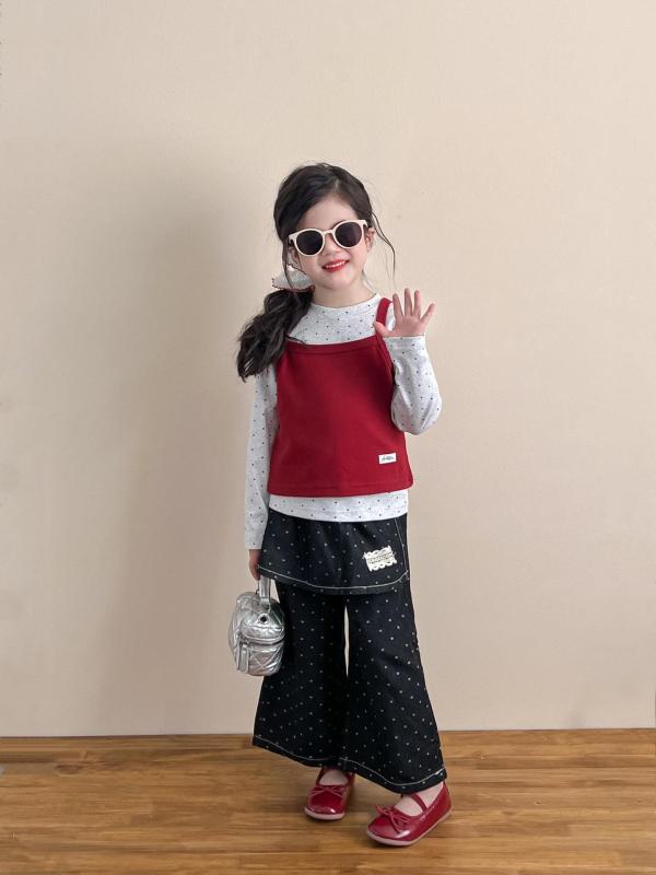 Tシャツ キッズ 女の子 春物 重ね着風 ドット柄 トップス 赤 キャミソール デニムパンツ パンツ 2点セット おしゃれ かわいい 普段着・性別: 女・スタイル: 韓国風・セット内容: パンツセット・対象年齢: 3～8歳・生地: 綿混紡・主な素材: 綿90%・安全基準: B類・カラー展開: 波点Tシャツ+レッド吊りスカート,波点フェイクレイヤードデニムパンツ・サイズ展開: 90cm,100cm,110cm,120cm,130cm,140cm・製品カテゴリ: 子供用セット