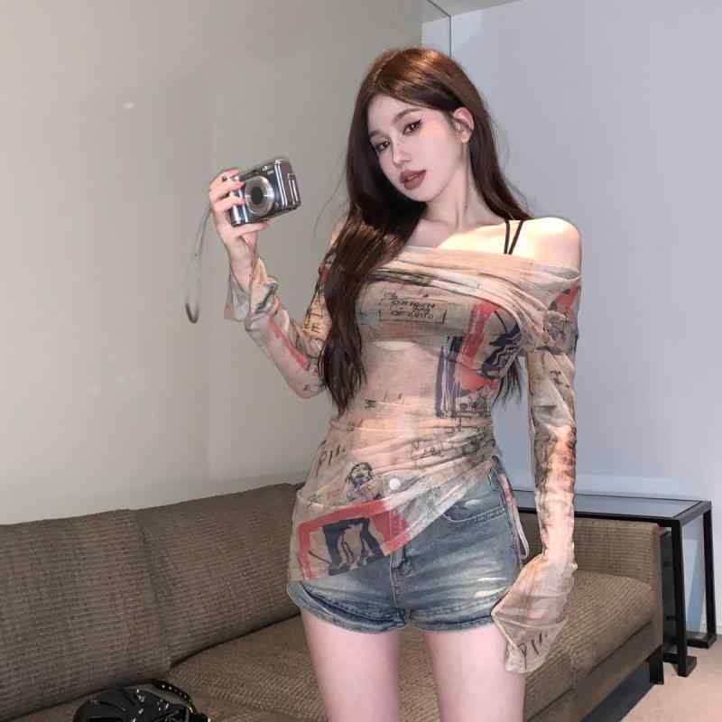 Tシャツ レディース 長袖 カットソー オフショルダー トップス チュール シアー 透け感 薄手 Y2K アメリカンレトロ ヴィンテージ風 肌見せ セクシー カジュアル 普段着 デート オールシーズン・素材: メッシュ・柄: 塗鴉（グラフィティ）・スタイル: プルオーバー・袖丈: 長袖・加工: プリント、ギャザー・シルエット: スリムフィット・着丈: 約50-65cm・ネックライン: オフショルダー・袖タイプ: フレアスリーブ・流行の要素: 肩出し、ドローストリング、紐、レースアップ、シースルー・カラー展開: 画像参照・サイズ展開: S、M、L、XL、XXL・テイスト: ストリート系、トレンド・商品タイプ: Tシャツ