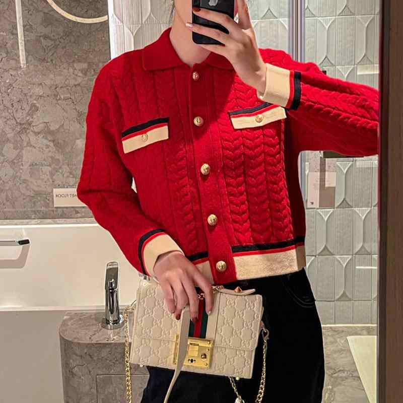 ニットカーディガン レディース 秋冬 ヴィンテージ風 バイカラー ビッグシルエット リラックス カジュアル POLO襟 通勤用 普段使い 羽織り 体型カバー 上品 おしゃれ・素材: 毛混紡・主な素材成分2: ナイロン・主な素材成分: ポリエステル・柄: 3D効果・組み合わせ: 単品・シルエット: レギュラー・袖の形状: レギュラー袖・襟の形状: ポロ襟・袖丈: 長袖・流行要素: 3D・立体柄・着丈: 50-65cm・カラー展開: オフホワイト、レッド・サイズ展開: ワンサイズ・スタイル: 日韓カジュアル、カジュアル、コンフォートカジュアル・着用方法: カーディガン・主な素材成分含有率: 95%以上・主な素材成分2含有率: 95%以上・カテゴリ: ニット
