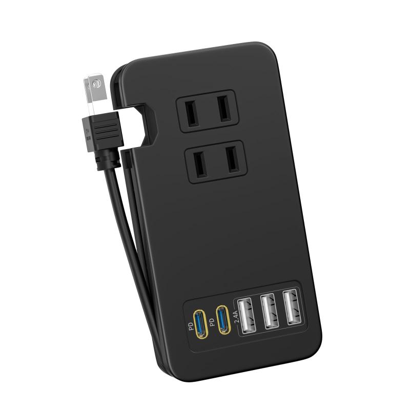 TOPWE 電源タップ USB-C Type-C usb付き PD 52W USBコンセント 延長コード USB-Cポート USB-A ポート ACコンセント搭載 ケーブル収納式 PSE技術基準 AC1400W出力 急速充電器 iPad iPhone Xperia Galaxyなど対応 (2つUS【業界革新1台多役な電源タップ｜20W×2 USB-C＋12W USB-A×2で合計52W高出力】今回の type-c電源タップは最新PD3.0/QC3.0技術を採用した急速充電システムで、iPhone15/14/13シリーズ・Xperia 1 VI・arrows Nフリップなど多機種に対応。2つのUSB-Cポートは独立出力設計のため、複数接続時でも最大20W×2のフルパワーを維持できます。ACコンセント3口と組み合わせて、スマホ・タブレット・家電の同時使用が可能なマルチ機能設計です【延長コード収納式・超小型で低発熱・100～240Vの世界電圧対応】こちらの電源タップ usb コンセントは厚さわずか2.6cmの超薄型設計に33cm延長コードを内蔵収納できます。羽田空港のコンセント不足やホテルの充電ポート不足を解消する旅行用必須アイテムです。それに、窒化ガリウム（GaN）技術を採用しており、従来のシリコン半導体に比べて電力損失と発熱量が小さくなり、純正同等出力の電源タップと比較して約38%小さなコンパクトサイズを実現します。100-240V全電圧対応で、台湾・タイ・米国など海外渡航時も変圧器不要で、軽量172gでビジネスバッグの隅にもすっきり収納できます【日本主要端末完全対応】今回のusb-c 電源タップはdocomo GALAXY S24 Ultra・au iPhone SE3・SoftBank AQUOS R8などキャリア端末はもちろん、iPad Pro 13型・Surface Pro 9・Fire HD 10タブレットまで幅広くサポートします。国内主要メーカー200機種以上の動作確認済みで、安心してお使いいただけます【絶縁カバー付き・雷ガードタップ・PSE技術基準適合・安心安全に使用】雷サージから電子機器を守る、高性能雷サージ吸収素子を内蔵しています。コンセント根源に絶縁素材のカバーを取り付けていますので、ほこり等よる火災の発生を防止して、安心・安全にお使いいただけます。「電気用品安全法」認証商品です。厳格な品質検査により、安全性が高く、安定性もよいです。過電流保護、過電圧保護、過熱保護、短絡保護などの多重保護機能に加え、安定した充電体験を提供します。運転中の電圧変動も自動で調節でき、いつまでも安定した電圧を供給しています。（ご注意：この電源タップの合計出力は1400Wです、安全を確保する上で、電源タップの負荷を超える電気器具は使用しないでください。）【日本語の取扱説明書付属・便利に使用】詳しく日本語の取扱説明書を付属して、お客様の使用上での悩みを最小限に抑えます。複数のポートが同時に充電される場合、出力はデバイスの定格出力とポートの出力に従って分配されます。具体的な出力の詳細について取扱説明書をご参照していただけます。弊社製品に対し絶対的な自信があるから、万が一、お買い上げ後ご使用いただいている製品にと思われる事象が生じた場合、当店までお気軽にご連絡くださいませ