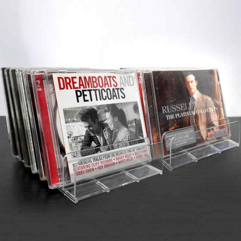 CDラック 卓上 CD/DVD収納ケース 2個 多機能収納ラック 透明アクリル製サイズ：17cm*12.5cm*4cm、スロット幅2.2cm、パッケージは2つの棚、各棚の7つのスロットが含まれています。大容量：CD、DVDアクリルデスクトップ収納棚はそれぞれ28枚のCD/DVDを収納できます。省スペース：このCD収納棚を使用すると、乱雑なCD/DVDをきれいに整然とし、探しやすくなり、収納スペースを節約し、装飾的な役割を果たすことができます。アクリル素材：高透明なアクリル素材はあなたの貴重なCDをよりよく表示することができて、透明な色は目を引くことができなくて、シンプルで気前があります。CD愛好者必須：アクリルCD収納棚はシンプルで、コンパクトで、容量が大きく、CDコレクション本当または愛好家にとって必須製品で、次にこの収納棚は他のアイテムを収納して展示することができて、収納機能が多い。