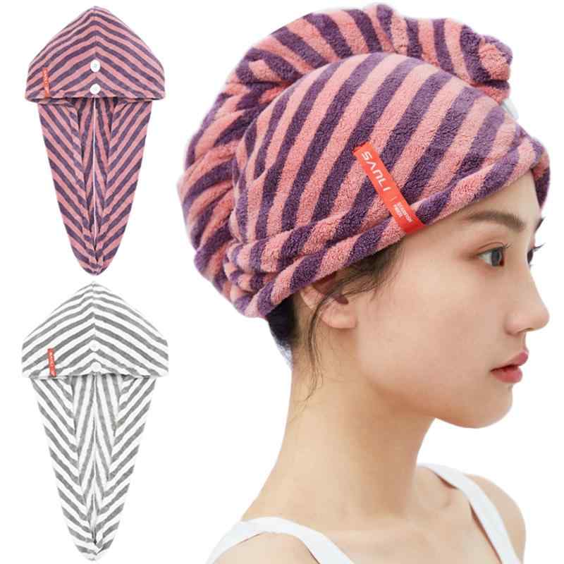 ヘアドライタオル 2枚セット ドライキャップ 洗顔 プール お風呂 吸水力[5倍]のマイクロファイバー 速乾 マシュマロ肌触り ふわふわもちもち タオルキャップ ふわもこ ヘアターバン ヘアキ美容師のアイデアから生まれた髪のためのタオルは、美容師と同じ生地を使用しており、極細繊維のマイクロファイバーが高い吸水力を提供します。パイルカット仕様で、肌触りが滑らかで、髪にも優しい触感をもたらします。スナップボタンとループが備えられており、お風呂上りのスキンケアは時間が重要です。そのため、ターバンを素早く巻いてケアを行えます。ターバンを巻いたままスキンケアや他の活動を行う際に、余分な水分を吸収してくれます。ドライヤーを使う際には、ポンチョのように肩にかければ、髪で背中が濡れることなく、タオルドライやヘアドライができます。マイクロファイバータオルは優れた吸水性を持つため、水滴が気になりません。お風呂上りに歯磨きや子供の世話をするのに安心です。また、温泉、旅行、ジム、エステ、スイミング、プール、海水浴など、さまざまな場面で重宝します。速乾性に優れているため、1枚持参するだけで旅行で使いまわせるのもおすすめです。サイズ：三角形で、高さ約50cm × 幅約50cm；材質：ポリエステル80％、ナイロン20％取付ボタンにはスナップボタンが採用され、ゴム紐を使うヘアタオルと比べてゴムの劣化の心配がありません。広げて使うこともでき、頭に巻く際には迅速で簡単な装着が可能です。吸水性、速乾性、軽量性に優れ、タオルとターバンの2WAY仕様で、伸縮性のあるフリーサイズです。