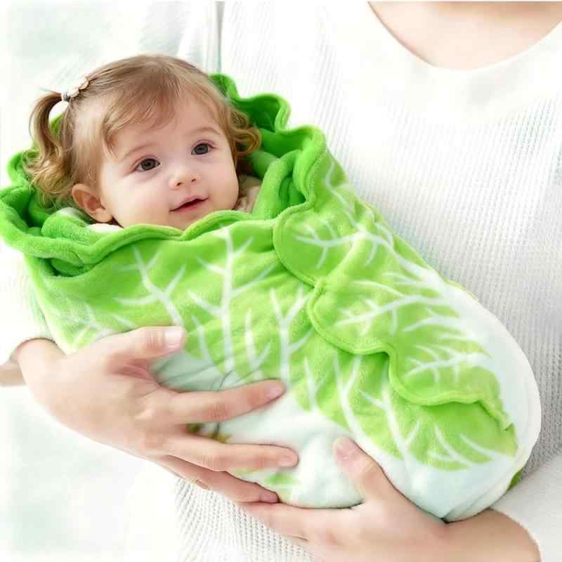 白菜お昼寝用ブランケット、エアコンカバーブランケット、新生児ギフト、写真撮影用小道具、お昼寝/オフィスやソファでの使用に最適【ユニークな白菜デザイン】まるで本物の白菜のようなデザインで、見た目も可愛く癒されるブランケット。写真映え抜群のアイテムです。【柔らかくて肌触り抜群】ふんわりとした素材で作られており、触れるたびに心地よい肌触り。赤ちゃんや敏感肌の方にも安心です。【多用途ブランケット】お昼寝用、オフィスのひざ掛け、冷房対策のエアコンブランケットなど、季節を問わず幅広く使えます。【軽量＆持ち運び便利】軽くてコンパクトに折りたためるので、外出先や旅行にも便利。どこでも快適なぬくもりを楽しめます。【ギフトにも最適】ユニークで可愛い白菜デザインは、誕生日プレゼントや出産祝いにも喜ばれるアイテムです。