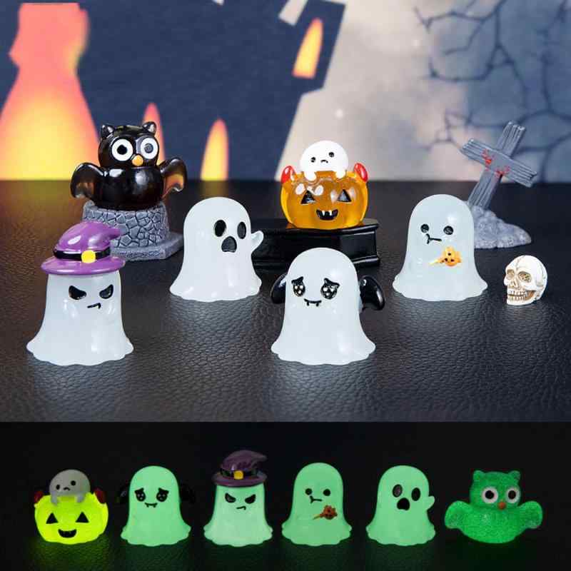MEOTDEOY ハロウィン置物 デコレーション フィギュア セット, 幽霊とカボチャの置物 8個, かわいい DIY 感謝祭 小道具 動物モチーフ オーナメント, インテリア 飾り [並行輸入品]セット内容: かわいい幽霊、カボチャ、動物をモチーフにしたハロウィンフィギュア8個セット。インテリアやパーティーの装飾に最適デザイン特徴: 白い幽霊、オレンジのカボチャ、フクロウなど、それぞれ表情豊かで愛らしいデザイン。紫の魔女の帽子などディテールも充実用途多様: ハロウィンパーティーの装飾、テーブルの飾り、窓際のディスプレイなど、様々な場所で活躍サイズ感: コンパクトで可愛らしいミニチュアサイズのフィギュアで、場所を取らずに飾れる素材品質: 丈夫な樹脂製で、繰り返し使用可能。細部まで丁寧に作り込まれた高品質な仕上がり