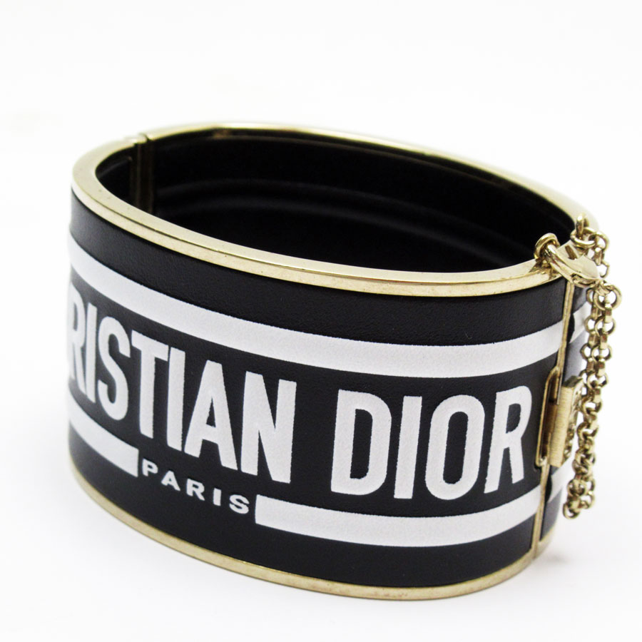 海外販売対応(Global shipping)クリスチャンディオール Christian Dior　 バングル ブレスレット ブラック×ホワイト メタル/レザー レディース 送料無料 【中古】 g4056j クリックで拡大します 商品詳細 商品の状態 【金具部分】小キズ 商品ランク A / 美品：全体的に綺麗な商品 サイズ 腕周り:約 19cm 幅:約 4cm 内周:約 16cm サイズガイドはこちら 素材 メタル x レザー カラー ブラック×ホワイト 付属品 本体のみ 商品番号 g4056j 商品ランクについて 商品ランク A N / 新品：一度も使用されてない商品 S / 新品同様：使用感のない商品 A / 美品：全体的に綺麗な商品 AB / 程度の良い中古品：多少使用感はございますが、キズや汚れが少なめで比較的程度が良い商品 B / 使用感のある商品：使用感はございますが、まだまだお使いいただけます C / ジャンク品：使用感がかなりあり、修理が必要