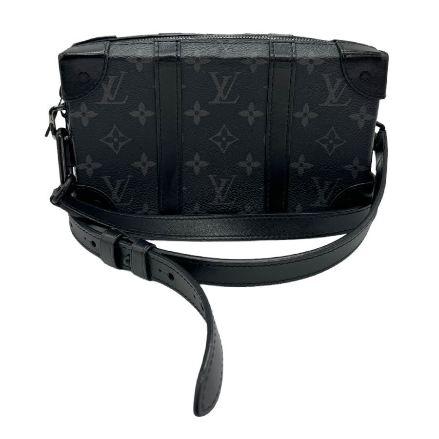 海外販売対応(Global shipping)ルイ ヴィトン LOUIS VUITTON　 ショルダーバッグ ショルダーウォレット ボディバッグ モノグラム エクリプス ブラック /モノグラム エクリプス ソフトトランク ウォレット メンズ M69838 送料無料 【中古】 z0877 クリックで拡大します 商品詳細 商品の状態 【外・角、フチ】スレ 【金具部分】剥がれ 【内側】薄汚れ 商品ランク AB / 程度の良い中古品：多少使用感はございますが、キズや汚れが少なめで比較的程度が良い商品 正式名称 ソフトトランク ウォレット ライン/シリーズ モノグラム エクリプス サイズ 縦：12cm x 横：22cm x 奥行：4.5cm ショルダー: 116cm サイズガイドはこちら 素材 モノグラム エクリプス 型番 M69838 カラー ブラック シリアル番号 TJ3260 生産国 フランス 仕様 ファスナー式開閉【内側】 カードポケット x 6,ポケット x 2,ファスナーポケット x 1 付属品 本体のみ 商品番号 z0877 商品ランクについて 商品ランク AB N / 新品：一度も使用されてない商品 S / 新品同様：使用感のない商品 A / 美品：全体的に綺麗な商品 AB / 程度の良い中古品：多少使用感はございますが、キズや汚れが少なめで比較的程度が良い商品 B / 使用感のある商品：使用感はございますが、まだまだお使いいただけます C / ジャンク品：使用感がかなりあり、修理が必要