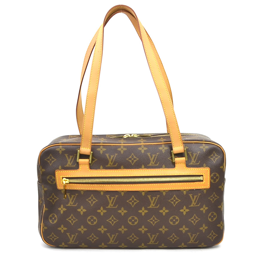 海外販売対応(Global shipping)ルイ ヴィトン LOUIS VUITTON　 ショルダーバッグ モノグラム ブラウン モノグラムキャンバス シテGM レディース M51181 送料無料 【中古】 e61662a クリックで拡大します 商品詳細 商品の状態 【外・表面】薄汚れ、スレ 【外・レザー】焼け、汚れ、スレ 【金具部分】小キズ 【内側】スレ 商品ランク AB / 程度の良い中古品：多少使用感はございますが、キズや汚れが少なめで比較的程度が良い商品 正式名称 シテGM ライン/シリーズ モノグラム サイズ 縦：22.5cm x 横：37cm x 奥行：11cm ショルダー高さ:約 27cm サイズガイドはこちら 素材 モノグラムキャンバス 型番 M51181 カラー ブラウン 金具カラー ゴールド シリアル番号 FL0072 生産国 フランス 仕様 ファスナー式開閉 【外側】 ファスナーポケット x 1【内側】 ファスナーポケット x 1,ポケット x 2 付属品 本体のみ 商品番号 e61662a 商品ランクについて 商品ランク AB N / 新品：一度も使用されてない商品 S / 新品同様：使用感のない商品 A / 美品：全体的に綺麗な商品 AB / 程度の良い中古品：多少使用感はございますが、キズや汚れが少なめで比較的程度が良い商品 B / 使用感のある商品：使用感はございますが、まだまだお使いいただけます C / ジャンク品：使用感がかなりあり、修理が必要