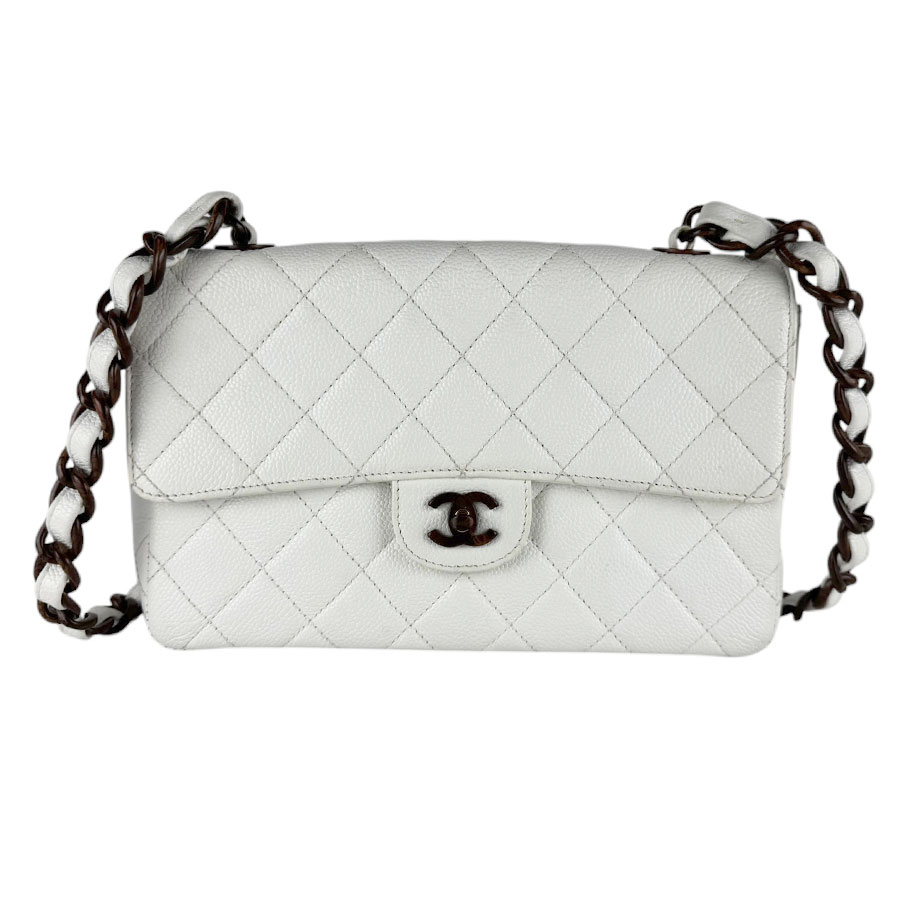 海外販売対応(Global shipping)シャネル CHANEL　 ショルダーバッグ ホワイト/ブラウン キャビアスキンレザー/ウッド レディース 送料無料 【中古】 z10075 クリックで拡大します 商品詳細 商品の状態 【外・表面】焼け、スレ 【外・角、フチ】焼け、スレ 【外・ハンドル-ストラップ】薄汚れ、スレ 【内側】焼け、薄汚れ、スレ 商品ランク AB / 程度の良い中古品：多少使用感はございますが、キズや汚れが少なめで比較的程度が良い商品 サイズ 縦：17cm x 横：25cm x 奥行：7cm ショルダー: 90cm サイズガイドはこちら 素材 キャビアスキンレザー x ウッド カラー ホワイト/ブラウン シリアル番号 5952617 生産国 フランス 仕様 ターンロック式開閉 【外側】 ポケット x 1【内側】 ファスナーポケット x 1,ポケット x 1 付属品 ギャランティ 商品番号 z10075 商品ランクについて 商品ランク AB N / 新品：一度も使用されてない商品 S / 新品同様：使用感のない商品 A / 美品：全体的に綺麗な商品 AB / 程度の良い中古品：多少使用感はございますが、キズや汚れが少なめで比較的程度が良い商品 B / 使用感のある商品：使用感はございますが、まだまだお使いいただけます C / ジャンク品：使用感がかなりあり、修理が必要