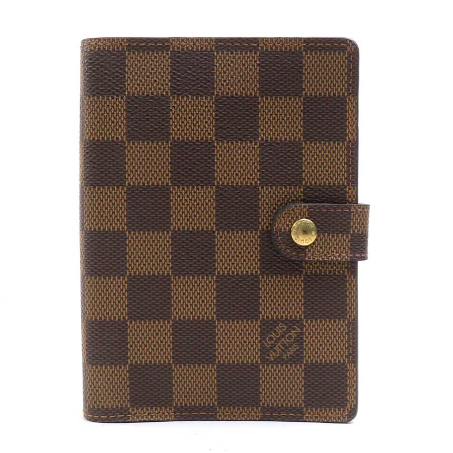 海外販売対応(Global shipping)ルイ ヴィトン LOUIS VUITTON　 手帳カバー ダミエ ブラウン ダミエキャンバス アジェンダPM ユニセックス 送料無料 【中古】 e62023i クリックで拡大します 商品詳細 商品の状態 【外・表面】スレ 【外・角、フチ】スレ、反り 【金具部分】キズ、くすみ、変色 【内側】薄汚れ、圧迫痕 商品ランク AB / 程度の良い中古品：多少使用感はございますが、キズや汚れが少なめで比較的程度が良い商品 正式名称 アジェンダPM ライン/シリーズ ダミエ サイズ 縦：14cm x 横：10.5cm x 奥行：1.5cm サイズガイドはこちら 素材 ダミエキャンバス カラー ブラウン 金具カラー ゴールド シリアル番号 CA0062 生産国 スペイン 仕様 スナップボタン式開閉【内側】 カードポケット x 3,ポケット x 2,ペンホルダー x 1 付属品 本体のみ 商品番号 e62023i 商品ランクについて 商品ランク AB N / 新品：一度も使用されてない商品 S / 新品同様：使用感のない商品 A / 美品：全体的に綺麗な商品 AB / 程度の良い中古品：多少使用感はございますが、キズや汚れが少なめで比較的程度が良い商品 B / 使用感のある商品：使用感はございますが、まだまだお使いいただけます C / ジャンク品：使用感がかなりあり、修理が必要
