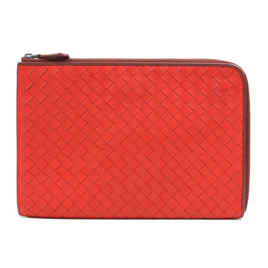 海外販売対応(Global shipping)ボッテガヴェネタ BOTTEGAVENETA　 クラッチバッグ イントレチャート レッド レザー メンズ 送料無料 【中古】 e62042a クリックで拡大します 商品詳細 商品の状態 【外・表面】薄汚れ、スレ 【外・角、フチ】汚れ、スレ 【金具部分】キズ、変色 【内側】汚れ、スレ、圧迫痕 商品ランク AB / 程度の良い中古品：多少使用感はございますが、キズや汚れが少なめで比較的程度が良い商品 ライン/シリーズ イントレチャート サイズ 縦：15cm x 横：21.5cm サイズガイドはこちら 素材 レザー カラー レッド シリアル番号 B05189855B 生産国 イタリア 仕様 ファスナー式開閉【内側】 ポケット x 1,カードポケット x 8 付属品 本体のみ 商品番号 e62042a 商品ランクについて 商品ランク AB N / 新品：一度も使用されてない商品 S / 新品同様：使用感のない商品 A / 美品：全体的に綺麗な商品 AB / 程度の良い中古品：多少使用感はございますが、キズや汚れが少なめで比較的程度が良い商品 B / 使用感のある商品：使用感はございますが、まだまだお使いいただけます C / ジャンク品：使用感がかなりあり、修理が必要