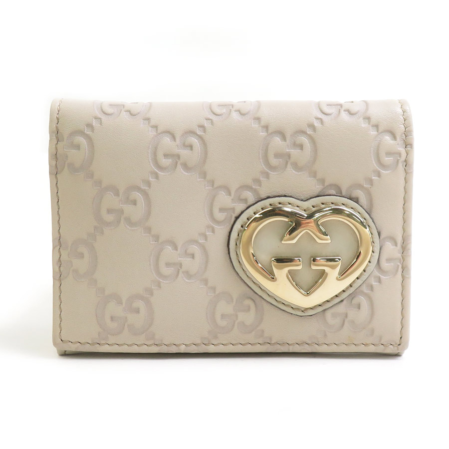 海外販売対応(Global shipping)グッチ GUCCI　 カードケース グッチシマ ライトグレージュ レザー レディース 245730 送料無料 【中古】 e62065i クリックで拡大します 商品詳細 商品の状態 【外・表面】薄汚れ 【外・角、フチ】薄汚れ、スレ、コバ割れ 【金具部分】キズ、汚れ、錆び 商品ランク AB / 程度の良い中古品：多少使用感はございますが、キズや汚れが少なめで比較的程度が良い商品 ライン/シリーズ グッチシマ サイズ 縦：8cm x 横：11cm x 奥行：1cm サイズガイドはこちら 素材 レザー 型番 245730 カラー ライトグレージュ 金具カラー ゴールド シリアル番号 496334 生産国 イタリア 仕様 ホック式開閉【内側】 カードポケット x 5 付属品 本体のみ 商品番号 e62065i 商品ランクについて 商品ランク AB N / 新品：一度も使用されてない商品 S / 新品同様：使用感のない商品 A / 美品：全体的に綺麗な商品 AB / 程度の良い中古品：多少使用感はございますが、キズや汚れが少なめで比較的程度が良い商品 B / 使用感のある商品：使用感はございますが、まだまだお使いいただけます C / ジャンク品：使用感がかなりあり、修理が必要