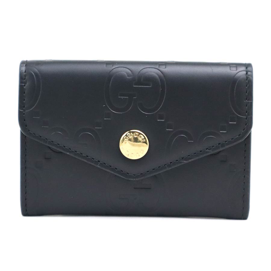 海外販売対応(Global shipping)グッチ GUCCI　 カードケース 名刺入れ ブラック レザー ユニセックス 772792 送料無料 【中古】 h32454b クリックで拡大します 商品詳細 商品の状態 【金具部分】小キズ 商品ランク A / 美品：全体的に綺麗な商品 サイズ 縦：7.5cm x 横：11cm x 奥行：1.5cm サイズガイドはこちら 素材 レザー 型番 772792 カラー ブラック シリアル番号 2184 生産国 イタリア 仕様 スナップボタン式開閉【内側】 ポケット x 1 付属品 本体のみ 商品番号 h32454b 商品ランクについて 商品ランク A N / 新品：一度も使用されてない商品 S / 新品同様：使用感のない商品 A / 美品：全体的に綺麗な商品 AB / 程度の良い中古品：多少使用感はございますが、キズや汚れが少なめで比較的程度が良い商品 B / 使用感のある商品：使用感はございますが、まだまだお使いいただけます C / ジャンク品：使用感がかなりあり、修理が必要