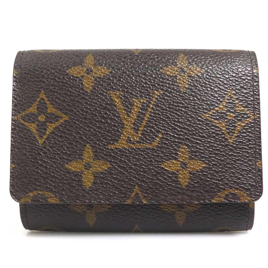 海外販売対応(Global shipping)ルイ ヴィトン LOUIS VUITTON　 カードケース モノグラム ブラウン モノグラムキャンバス アンヴェロップ カルト ドゥ ヴィジット ユニセックス M62920 送料無料 【中古】 56846k クリックで拡大します 商品詳細 商品の状態 【外・角、フチ】スレ 【内側】スレ 商品ランク AB / 程度の良い中古品：多少使用感はございますが、キズや汚れが少なめで比較的程度が良い商品 正式名称 アンヴェロップ カルト ドゥ ヴィジット ライン/シリーズ モノグラム サイズ 縦：8cm x 横：10.5cm x 奥行：2cm サイズガイドはこちら 素材 モノグラムキャンバス 型番 M62920 カラー ブラウン シリアル番号 CA4048 生産国 スペイン 仕様 【内側】 カードポケット x 2 付属品 保存箱、保存袋 商品番号 56846k 商品ランクについて 商品ランク AB N / 新品：一度も使用されてない商品 S / 新品同様：使用感のない商品 A / 美品：全体的に綺麗な商品 AB / 程度の良い中古品：多少使用感はございますが、キズや汚れが少なめで比較的程度が良い商品 B / 使用感のある商品：使用感はございますが、まだまだお使いいただけます C / ジャンク品：使用感がかなりあり、修理が必要