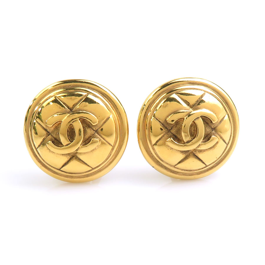 海外販売対応(Global shipping)シャネル CHANEL　 イヤリング ゴールド メタル レディース 送料無料 【中古】 h32609k クリックで拡大します 商品詳細 商品の状態 【金具部分】小キズ、くすみ 商品ランク AB / 程度の良い中古品：多少使用感はございますが、キズや汚れが少なめで比較的程度が良い商品 サイズ トップ横:約 3cm トップ縦:約 3cm サイズガイドはこちら 素材 メタル カラー ゴールド 生産国 フランス 付属品 本体のみ 商品番号 h32609k 商品ランクについて 商品ランク AB N / 新品：一度も使用されてない商品 S / 新品同様：使用感のない商品 A / 美品：全体的に綺麗な商品 AB / 程度の良い中古品：多少使用感はございますが、キズや汚れが少なめで比較的程度が良い商品 B / 使用感のある商品：使用感はございますが、まだまだお使いいただけます C / ジャンク品：使用感がかなりあり、修理が必要