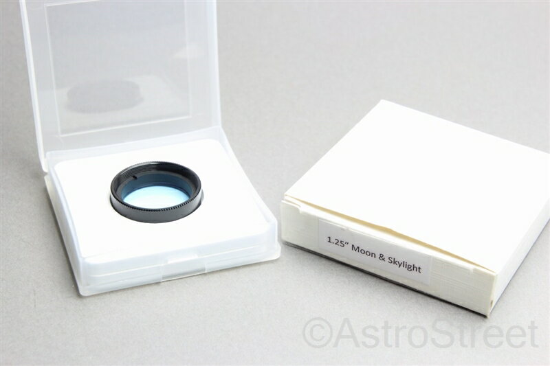 AstroStreet社 ムーン&スカイグローフィルター(Moon&SkyGlow) 1.25インチ(31.7mm)径用他のネビュラ(nebula)=星雲フィルターより広範囲の帯域で効果があるように設計されているため光害カットフィルターとしても使われております。Hβ線、OIII線、Hα線の帯域幅を透過し、公害となる帯域をカットするように設計されております。結果空を暗くし、対象となるオブジェクトのコントラストを向上させます。ムーンフィルターとしても利用可能です。[スリーブ径] 1.25インチ(31.7mm)フィルター径[ガラス素材] B270(厚み1.1mm)[コーティング]ディエレクトリック ビームスプリッタ コーティング(両面とも)※各種データはカタログ公表値です。※商品外観及び仕様等は予告なく変更となる場合がございます。予めご了承ください