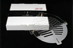 WilliamOptics社の新設計バーティノフマスク 本商品を望遠鏡やカメラレンズの前面に取り付け、調整することにより、ピントを正確に合わせる事が可能です 新設計により従来のバーティノフマスクに比べ光条(スパイク回析)が約3倍(WO社調べ)と非常に明るく調整がしやすくなっております [取り付け外径範囲] 172-235mm ※取り付け外径はレンズ口径では無く取り付けるフード等の外径となります ※商品外観及び仕様等は予告なく変更となる場合がございます。予めご了承ください