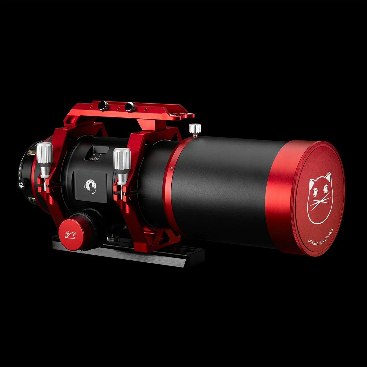 William Optics ULTRA-CAT 76 屈折鏡筒F4.8 アドバンスドペッツバール アドバンスドペッツバール WOが研究・開発した革新的な5枚玉 Petzval設計は、望遠鏡の光学系を革命をもたらします。 中判カメラ イメージサークル全体にわたって完璧なスポットダイアグラムを実現します スーパーEDガラス2枚、EDガラス1枚、高度なフルマルチコーティングを施したランタンレンズを含む5枚玉構成 F4.8で鮮明で鮮やかな画像と実物に忠実な色彩を実現し、色収差を大幅に低減します。 レンズは高精度研磨加工が施され、業界標準を上回る卓越した品質基準を確立。 あらゆる条件下で最適な性能を発揮します。 Petzval 設計は本質的にフィールドをフラット化するため、フィールドフラットナーは不要です。 New!!新特許センサーチルトエクスターミネーター センサーチルトエクスターミネーター（STX）が搭載されており、 カメラを取り外すことなく側面から素早くチルト調整が可能です。 シーソーのように動作する4つのノブを調整するだけのシンプルな機構で、簡単かつ正確な調整を実現します。 新型WIFD機構搭載:WILLIAM OPTICS Internal Focus Design 革新的な新型内部駆動型フォーカサーを搭載 特許取得済みのスーパーファインアジャスト機構により、超微細な調整を可能にしました フォーカス位置も位置表示ウィンドウにより、目盛り付きの数値を簡単に認識可能です 従来の外側駆動フォーカサーに比べ精密かつ耐荷重に優れ 最新の大型冷却イメージカメラ等重量級のカメラを搭載する等の各種問題がクリア可能となりました 電動フォーカサーに完全対応 EAF等モーターデバイスに完全準拠、簡単取付でブラケット等も必要ありません 高速かつ正確なフォーカス 鏡筒キャップに内蔵されたオリジナルバーティノフマスク（特許番号：US 10,564,409 B2）が、 高精度なフォーカスを実現します。高解像度で安定した光学性能を持つPMMA製。 迅速かつ正確な調整により、天体写真撮影体験を向上させます。 ファインダー接続可能なキャリーハンドル 便利なナイロン製ソフトケース [レンズ]5枚玉 アドバンスドペッツバール式(Super EDx2、EDx1、Lanthanumx1、X-Elementx1) [有効径] 76mm(F4.8) [焦点距離] 365mm(F4.8) [接眼部] WIFD R&P(WO INTERNAL FOCUS DESIGN)、ZWO社EAFに対応 [イメージサークル] φ50mm [フランジ距離] 最大: M48 (60.8mm)、M54 (65.8mm) [フォーカス移動距離] 0-20mm [付属アダプター] センサーチルトエクスターミネーターローテーター、M54、M48アダプター [対応カメラフォーマット] 中判、フルサイズ(推奨)、APS-C、M4/3 ※商品外観及び仕様等は予告なく変更となる場合がございます。予めご了承ください