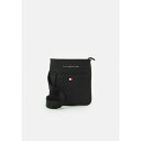 トミー ヒルフィガー ミニショルダーバッグ メンズ トミー ヒルフィガー メンズ ショルダーバッグ バッグ ESSENTIAL MINI CROSSOVER - Across body bag - black