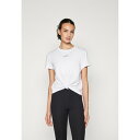 ダナ キャラン ニューヨーク レディース フィットネス スポーツ MINI LOGO KNOT FRONT TEE - Print T-shirt - whit...