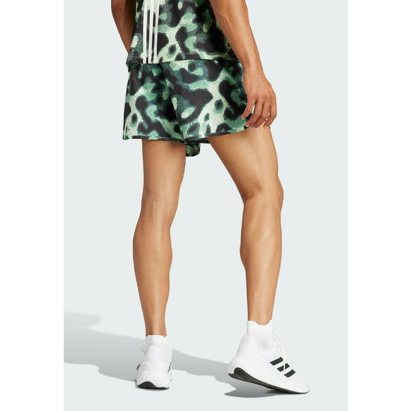 アディダス メンズ バスケットボール スポーツ OWN THE RUN 3-STRIPES ALLOVER PRINTED - Sports shorts - semi green spark preloved green legend ivy black