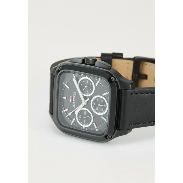 ■ブランド Tommy Hilfiger (トミー ヒルフィガー)■商品名 HERALD - Watch - black■素材 77% polyester, 23% elastane■モデル着用サイズ ■こちらの商品は米国・ヨーロッパからお取り寄せ商品となりますので、 お届けまで10〜14日前後お時間頂いております。 ■各ブランド・商品・デザインによって大きな差異がある場合がございます。 ■あくまで平均的なサイズ表ですので、「参考」としてご利用ください。 ■店内全品【送料無料】です！（※沖縄・離島は別途送料3,240円がかかります）