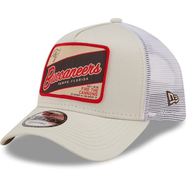 ニューエラ メンズ 帽子 アクセサリー Tampa Bay Buccaneers New Era Happy Camper AFrame Trucker 9FORTY Snapback Hat Khaki/White