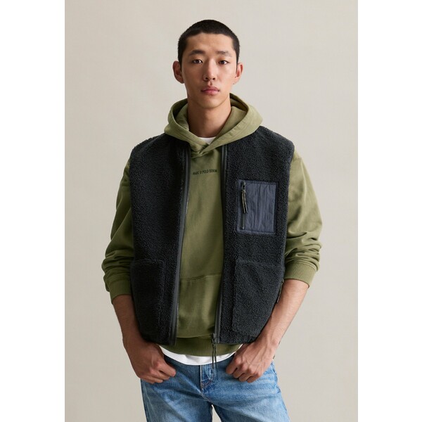 ■トップスサイズ 単位(cm) USサイズ｜胸囲(cm) XS(32-34in)｜84 S(34-36in)｜88 M(36-38in)｜94 L(38-40in)｜100 XL(42-44in)｜106 ■ブランド Marc O'Polo DENIM (マルコポーロ デニム)■商品名 OUTDOOR - Waistcoat - blue depths■素材 97% cotton, 3% elastane■モデル着用サイズ ■こちらの商品は米国・ヨーロッパからお取り寄せ商品となりますので、 お届けまで10〜14日前後お時間頂いております。 ■各ブランド・商品・デザインによって大きな差異がある場合がございます。 ■あくまで平均的なサイズ表ですので、「参考」としてご利用ください。 ■店内全品【送料無料】です！（※沖縄・離島は別途送料3,240円がかかります）