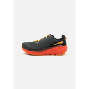 オルトラ メンズ バスケットボール スポーツ FWD VIA - Road running shoes - black/orange